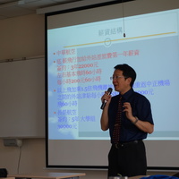 本系董玉娟老師於104.10.2邀請中華航空公司 資深督導 林永第為人資系同學演講，演講主題為「航空公司空地勤人才培訓」。
