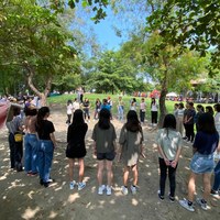 指導老師帶領大一學生舉辦破冰活動,以團康遊戲及戶外活動活絡同學間的感情。